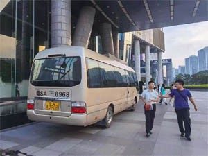考斯特25座中巴车